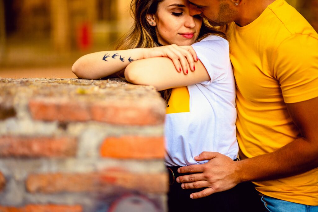 Comment faire revenir son ex, expert voyant réputé A loving couple in a warm embrace in the streets of Toledo, Spain.